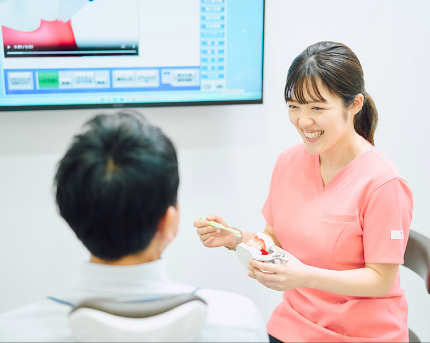 こばやし歯科医院の衛生士が治療の説明をしている様子