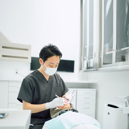 国分寺の歯医者、こばやし医院の院長の治療風景